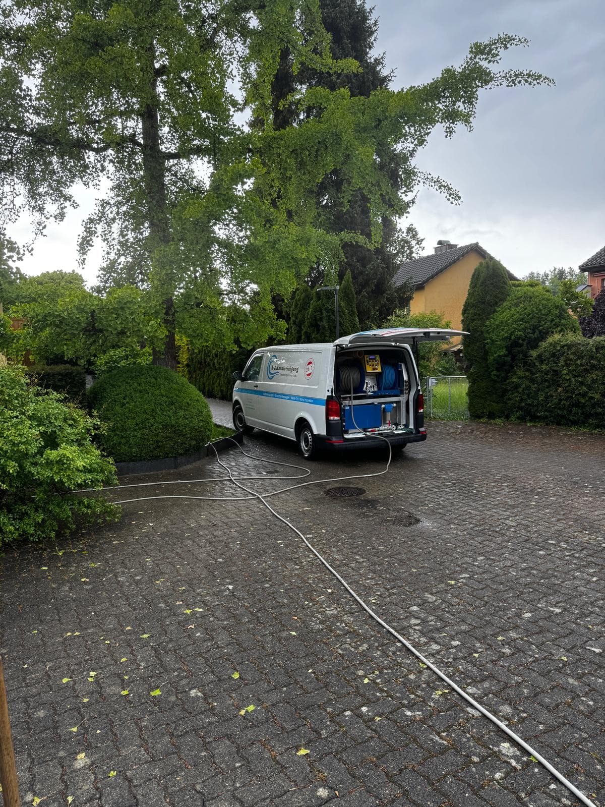Kleinspülfahrzeug der A-Z Kanalreinigung im Einsatz vor Ort