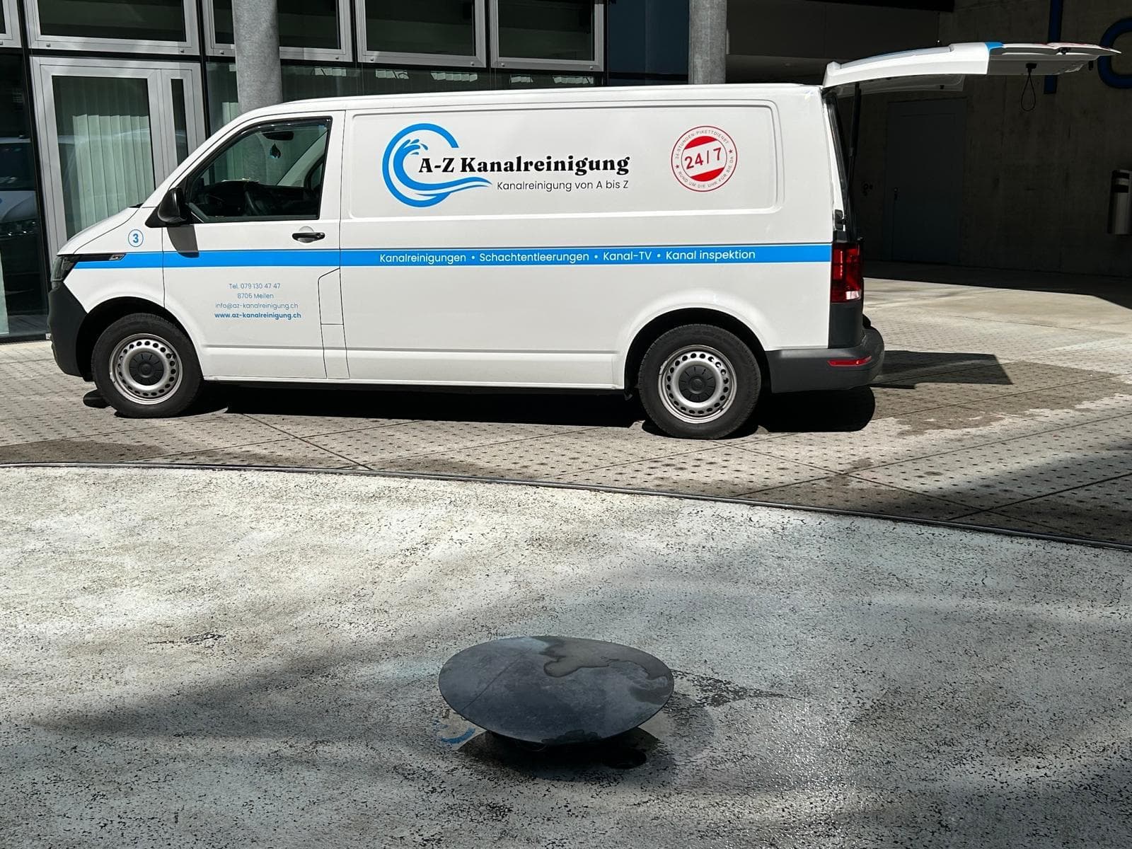 Kleinspülfahrzeug der A-Z Kanalreinigung bei der Inspektion an einem offenen Schacht