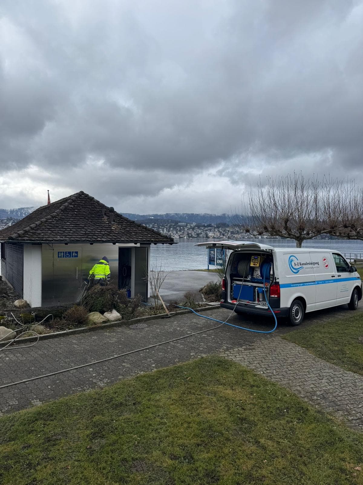 Kleinspülfahrzeug der A-Z Kanalreinigung im Einsatz am Zürichsee