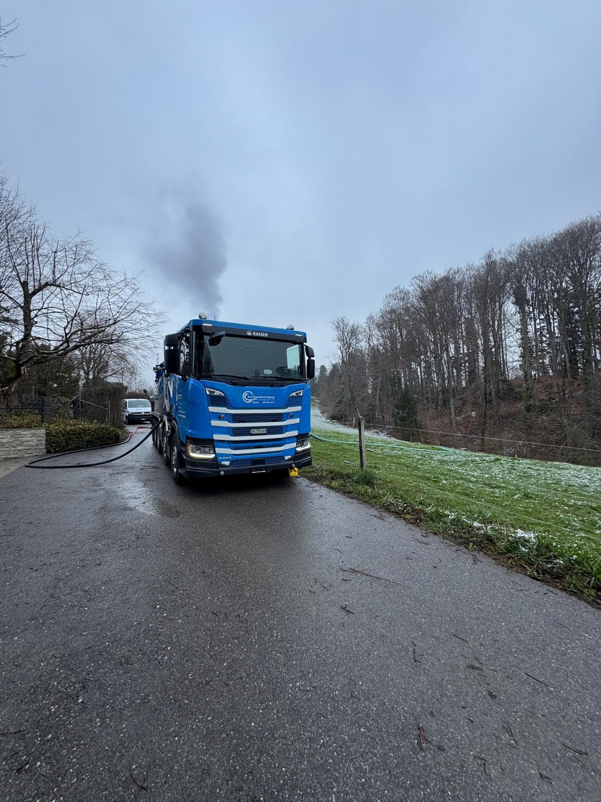 Saugwagen der A-Z Kanalreinigung im winterlichen Einsatz