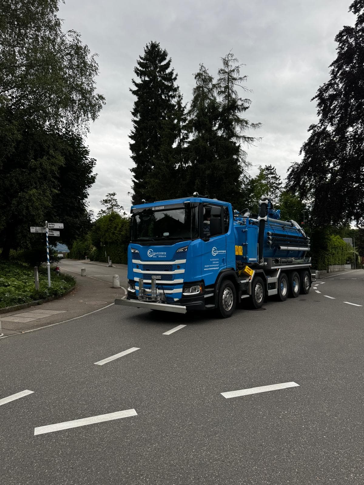 Saug- und Spülwagen der A-Z Kanalreinigung unterwegs auf der Strasse